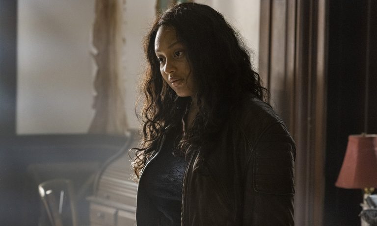 Iris reflexiva e conversando com Hope no episódio 9 da 1ª temporada de The Walking Dead: World Beyond.