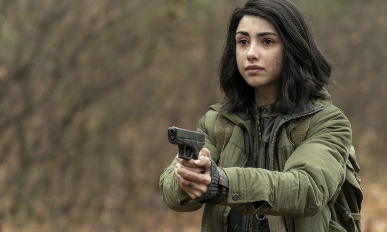 Hope apontando uma arma para Huck no último episódio da 1ª temporada de The Walking Dead: World Beyond.