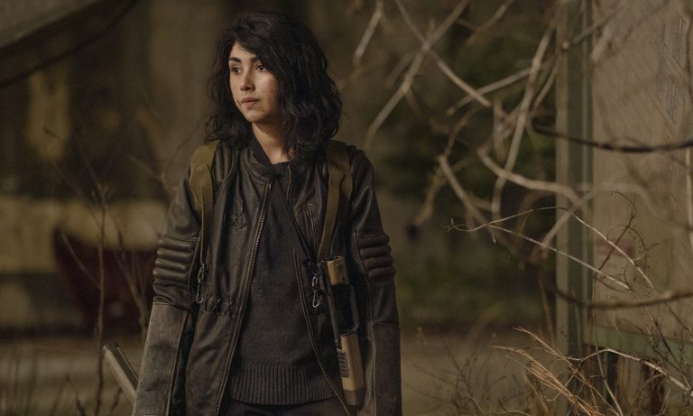 Hope suja de sangue no episódio 1 da 2ª temporada de The Walking Dead: World Beyond.