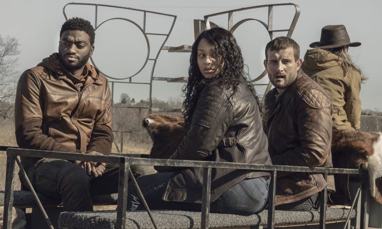 Will, Iris e Felix olham para algo enquanto estão indo para algum lugar no episódio 1 da 2ª temporada de TWD World Beyond.