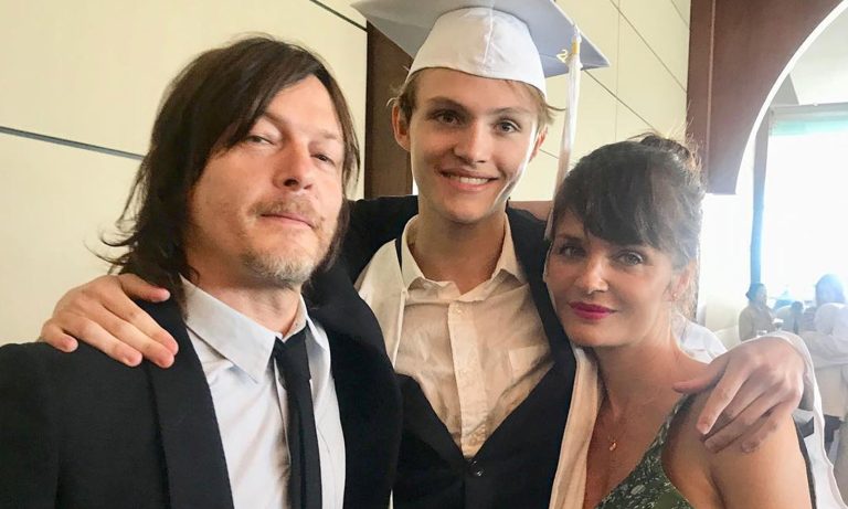 Mingus Reedus ao lado dos pais, Norman Reedus e Helena Christensen, comemorando sua formatura.