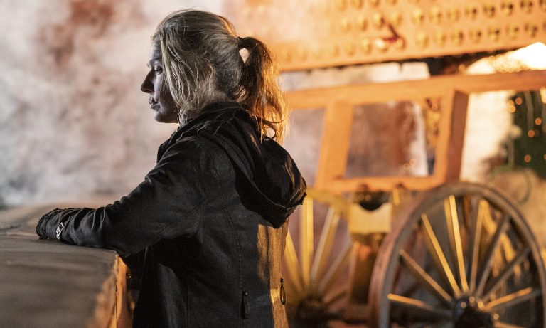 Leah observando ao lado do Hwacha no episódio 8 da 11ª temporada de The Walking Dead.