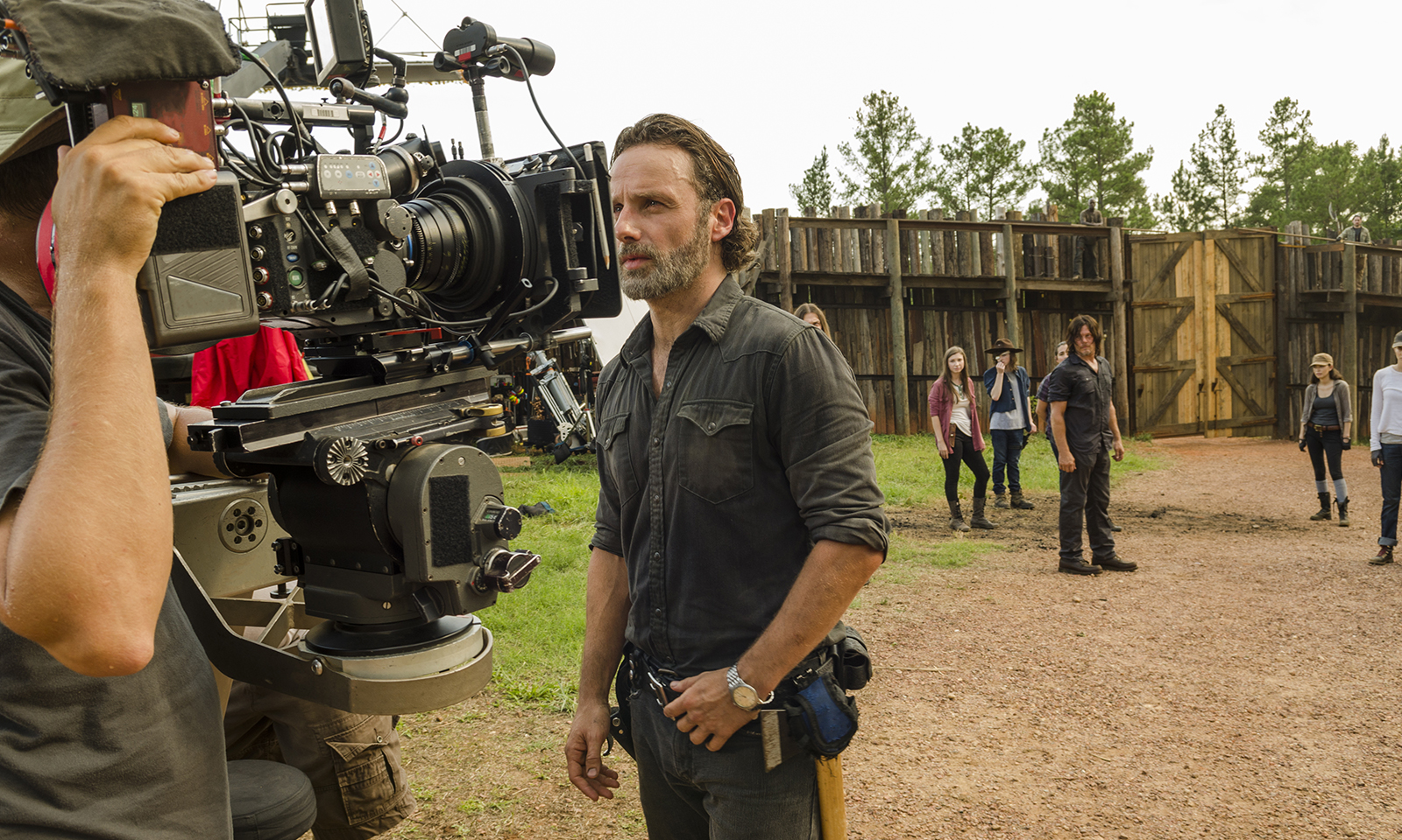 Foto dos bastidores das gravações de The Walking Dead em Hilltop mostrando Rick, Maggie, Jesus e outros sobreviventes.