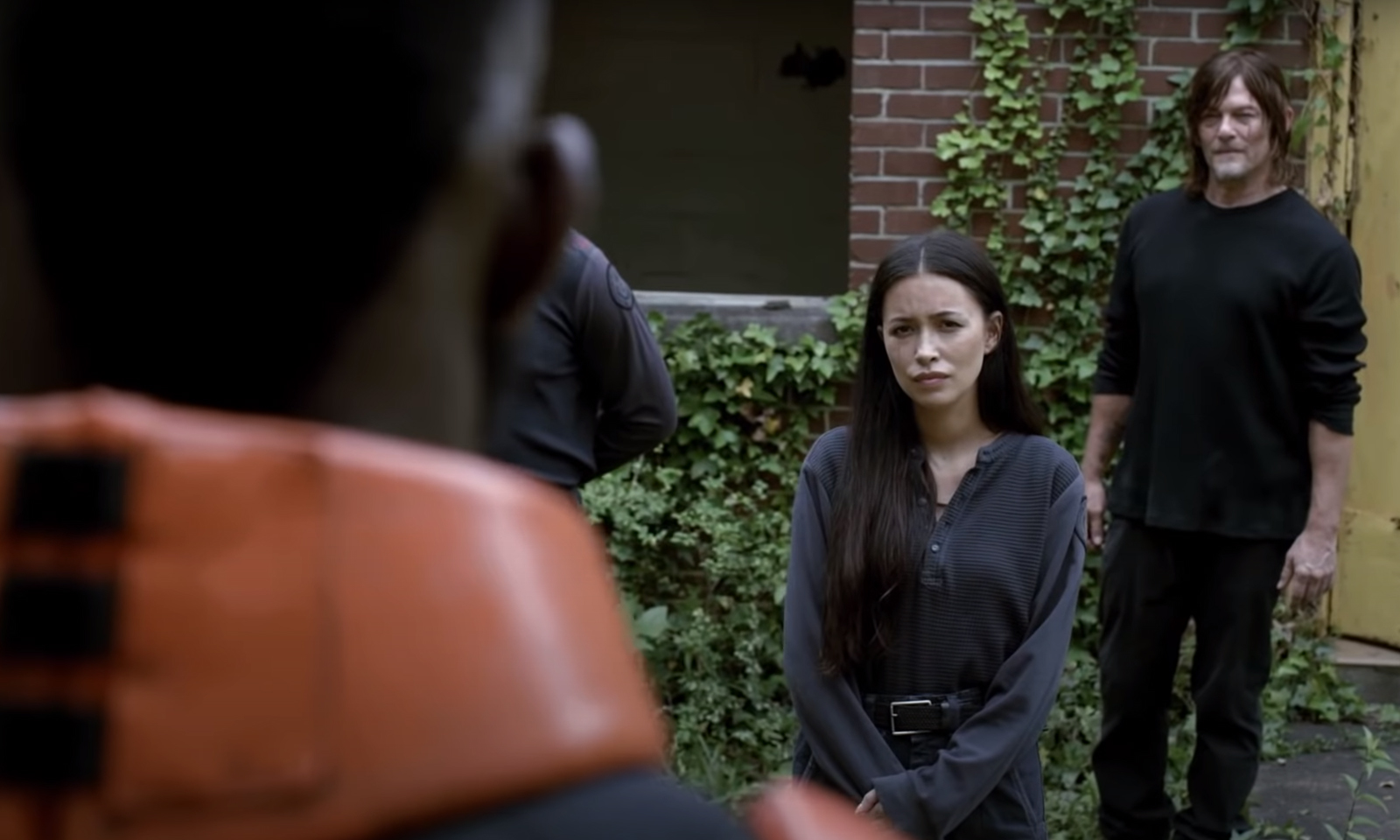 Daryl, Rosita conhecendo Mercer na segunda parte da 11ª e última temporada de The Walking Dead.