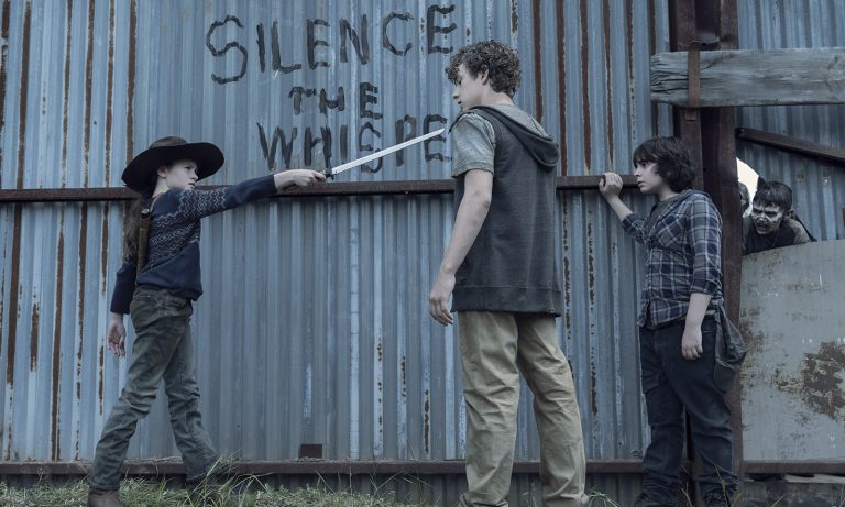 Judith apontando sua katana para uma criança desconhecida no episódio 5 da 11ª temporada de The Walking Dead.