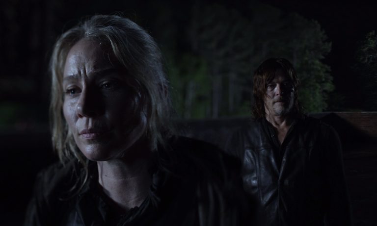 Leah e Daryl observando o caos em Meridian no episódio 8 da 11ª temporada de The Walking Dead.