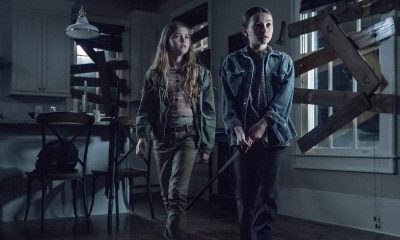 Judith e Gracie assustadas com a entrada dos walkers na casa no episódio 8 da 11ª temporada de The Walking Dead.