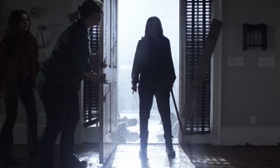 Rosita toda molhada da tempestada retornando para casa no episódio 8 da 11ª temporada de The Walking Dead.