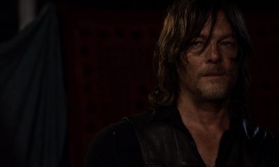 Daryl Dixon observando Pope falar no episódio 8 da 11ª temporada de The Walking Dead.