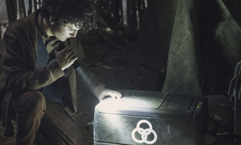 Elton analisando um item da CRM no episódio 4 da 2ª temporada de The Walking Dead: World Beyond.