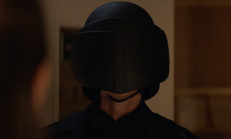 Jadis utilizando a roupa de soldado da CRM na cena pós-créditos do episódio 5 da 2ª temporada de The Walking Dead: World Beyond.