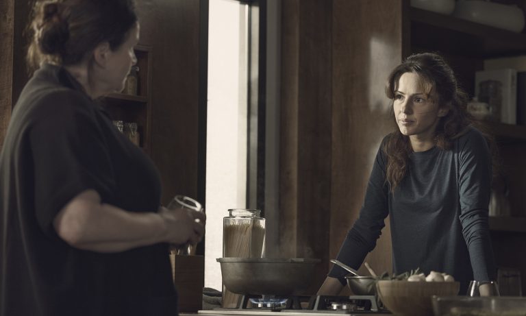 Huck olhando para sua mãe, Elizabeth, no episódio 5 da 2ª temporada de The Walking Dead: World Beyond.