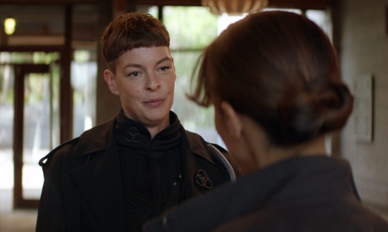 Jadis conversando com Huck no episódio 6 da 2ª temporada de The Walking Dead: World Beyond.
