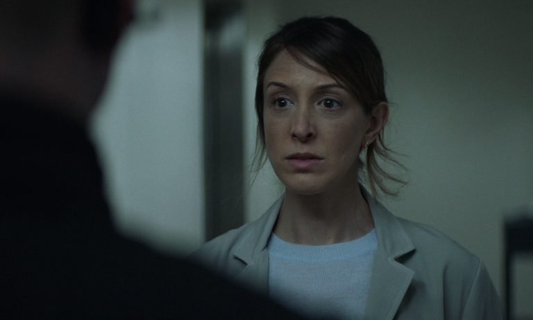 Lyla assustada olhando para o soldado da CRM no episódio 7 da 2ª temporada de The Walking Dead: World Beyond.