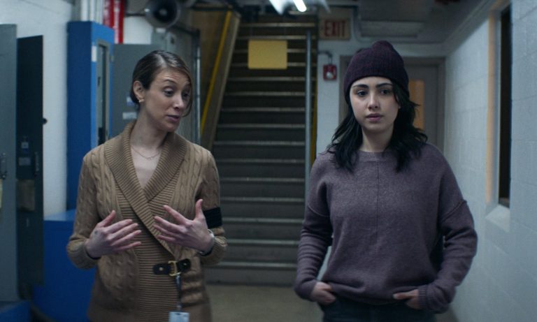 Dra. Lyla e Hope fazendo uma tour pelas instalações da CRM no episódio 2 da 2ª temporada de The Walking Dead: World Beyond.