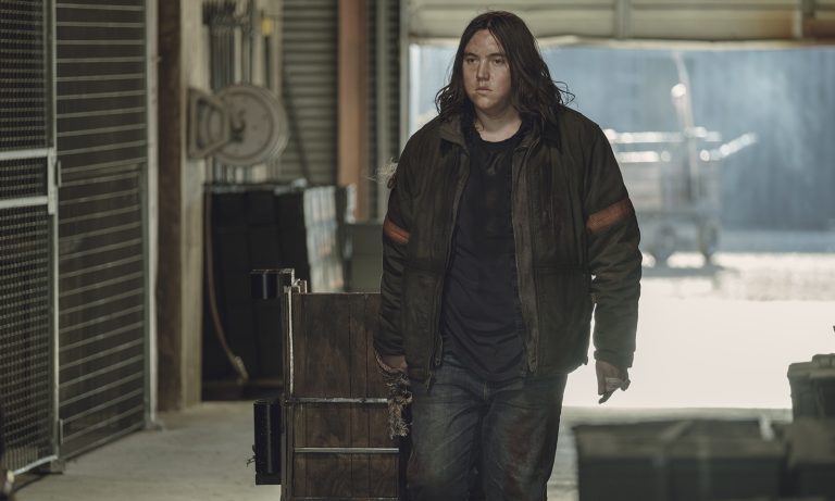 Silas puxando um carrinho no episódio 2 da 2ª temporada de The Walking Dead: World Beyond.