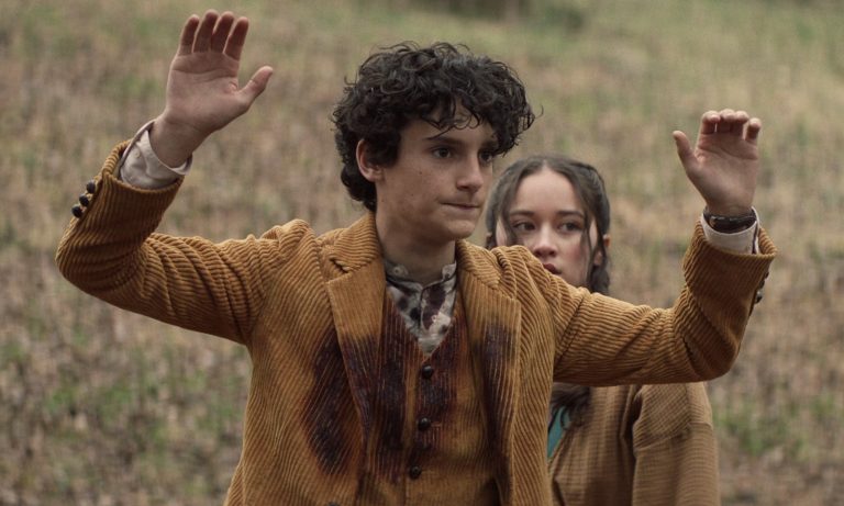 Elton com as mãos para cima no episódio 3 da 2ª temporada de The Walking Dead: World Beyond.