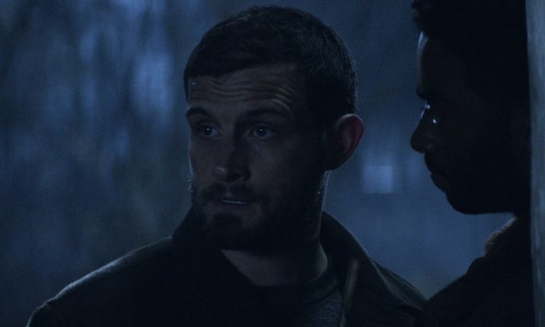 Felix observando a chegada de Huck e Hope e sendo impedido por Will de seguir em frente no episódio 4 da 2ª temporada de The Walking Dead: World Beyond.