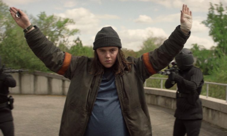 Silas com as mãos para cima enquanto é detido pelos soldados da CRM no episódio 5 da 2ª temporada de The Walking Dead: World Beyond.