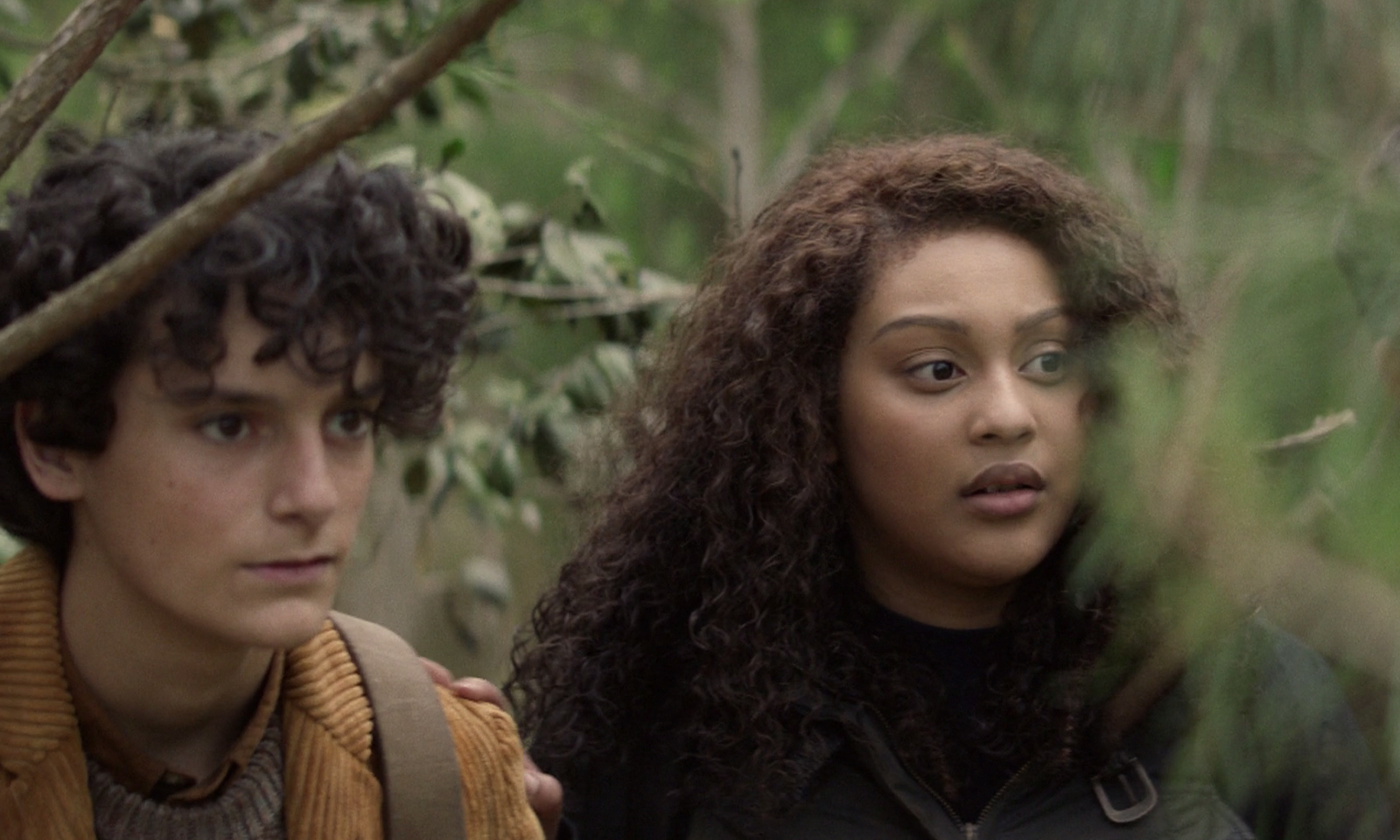 Elton e Iris escondidos e observando Silas no episódio 5 da 2ª temporada de The Walking Dead: World Beyond.