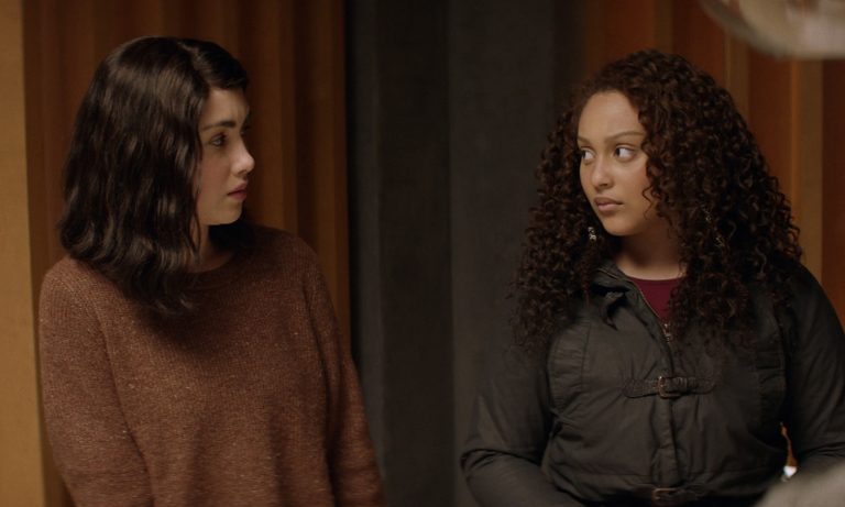 Hope e Iris se olhando no episódio 6 da 2ª temporada de The Walking Dead: World Beyond.