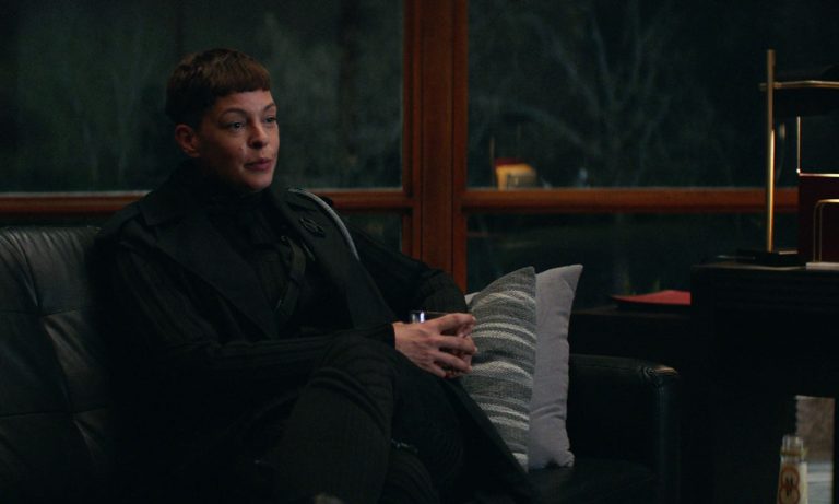 Jadis sentada com um copo na mão no episódio 6 da 2ª temporada de The Walking Dead: World Beyond.