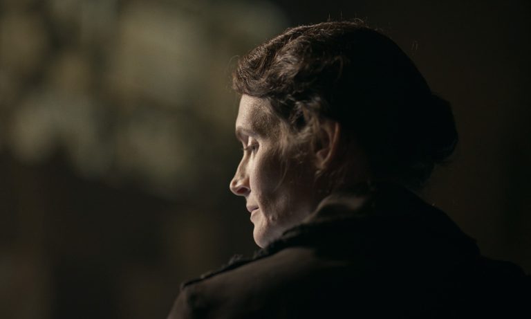 Cientista na França na cena pós-créditos de The Walking Dead: World Beyond.