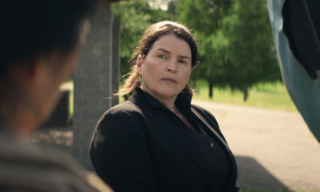 Elizabeth olhando para Indira no episódio 8 da 2ª temporada de The Walking Dead: World Beyond