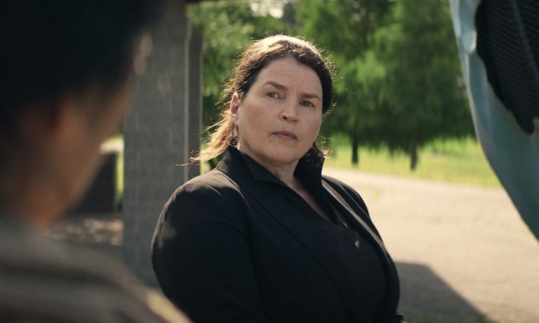 Elizabeth olhando para Indira no episódio 8 da 2ª temporada de The Walking Dead: World Beyond