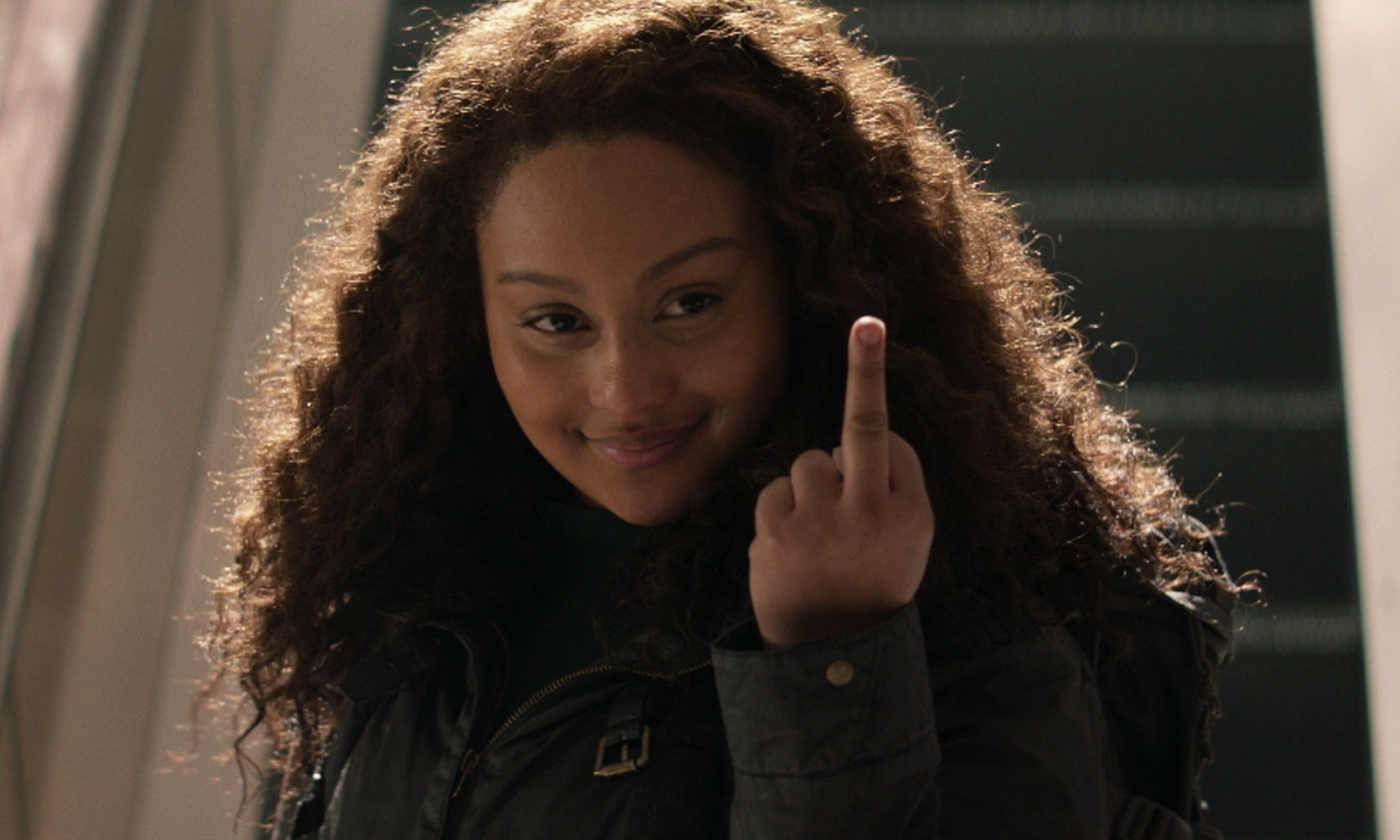 Iris apontando o dedo do meio e sorrindo no episódio 10 da 2ª temporada de The Walking Dead: World Beyond.