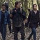 Daryl, Maggie, Kelly e outros na floresta olhando para algo no episódio 17 da 10ª temporada de The Walking Dead.