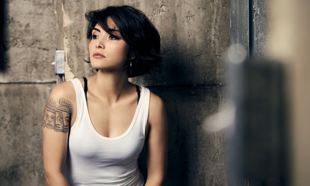 Daniella Pineda em ensaio fotográfico.