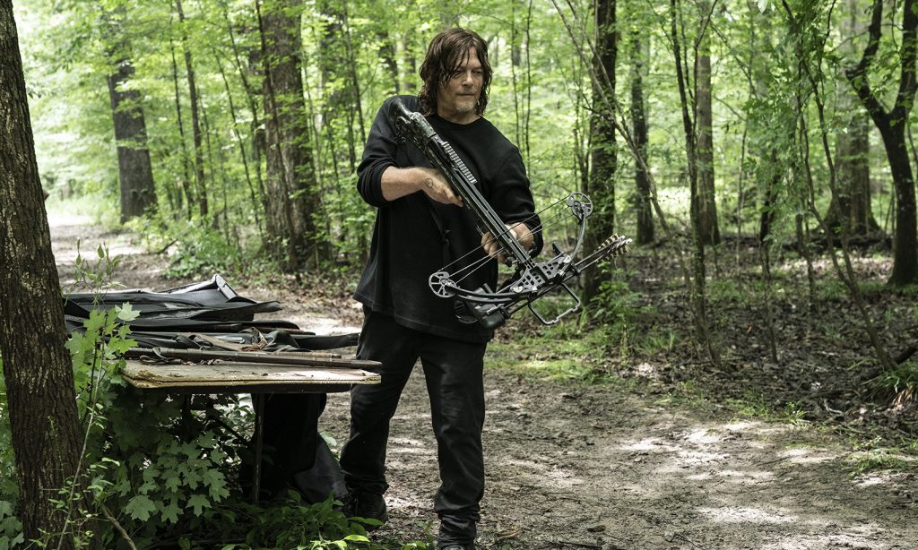 Daryl Dixon segurando sua besta em um episódio da segunda parte da 11ª temporada de The Walking Dead.