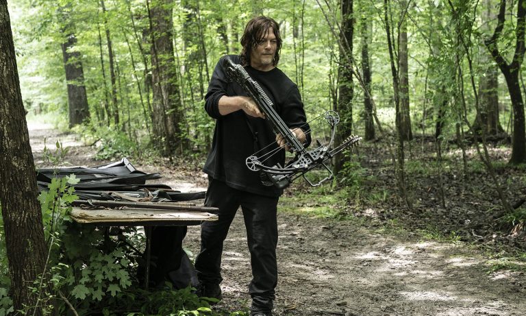 Daryl Dixon segurando sua besta em um episódio da segunda parte da 11ª temporada de The Walking Dead.
