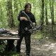 Daryl Dixon segurando sua besta em um episódio da segunda parte da 11ª temporada de The Walking Dead.