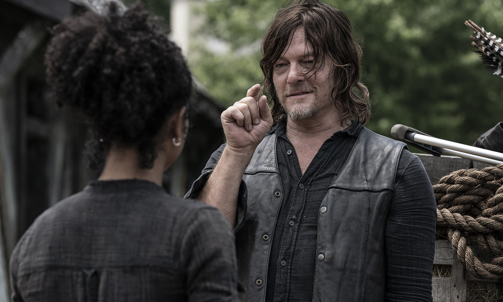 Daryl falando com Connie em cena do episódio 9 da 11ª temporada de The Walking Dead.
