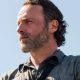 Rick Grimes olhando para o horizonte em episódio de The Walking Dead.
