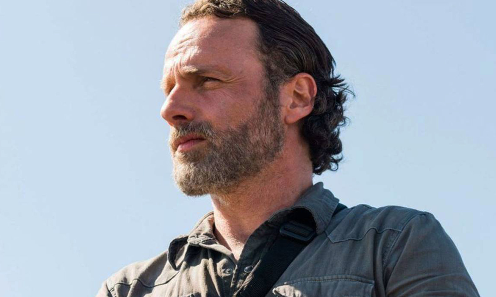 Rick Grimes olhando para o horizonte em episódio de The Walking Dead.