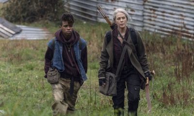 Carol e Kelly andando do lado de fora de Alexandria em cena do episódio 3 da 11ª temporada de The Walking Dead.