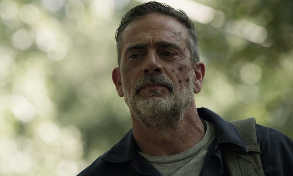 Negan observando Maggie em cena do episódio 9 da 11ª temporada de The Walking Dead.