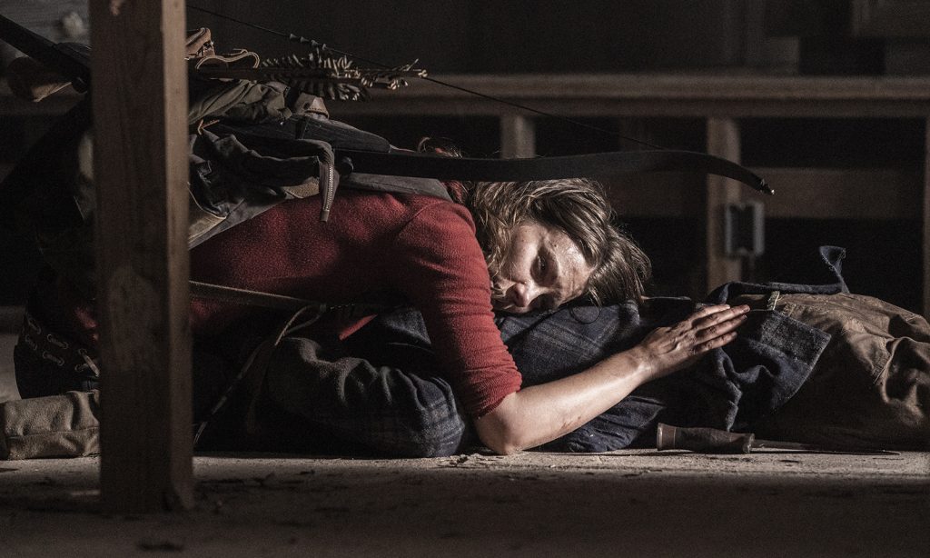 Maggie sob o corpo de Alden zumbificado em cena do episódio 9 da 11ª temporada de The Walking Dead.