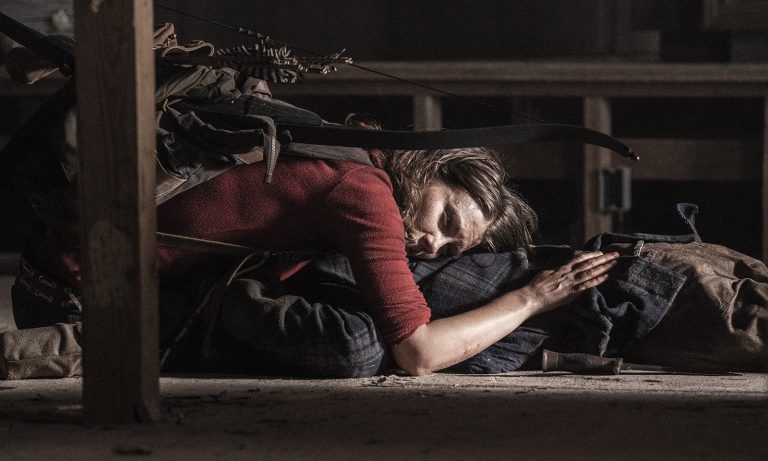 Maggie sob o corpo de Alden zumbificado em cena do episódio 9 da 11ª temporada de The Walking Dead.