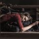 Maggie sob o corpo de Alden zumbificado em cena do episódio 9 da 11ª temporada de The Walking Dead.