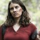 Maggie suja de sangue e observando algo no episódio 9 da 11ª temporada de The Walking Dead.
