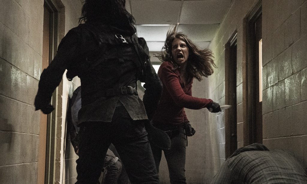 Maggie lutando com Carver em cena do episódio 9 da 11ª temporada de The Walking Dead.