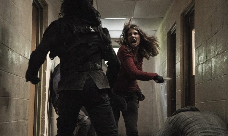 Maggie lutando com Carver em cena do episódio 9 da 11ª temporada de The Walking Dead.
