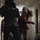 Maggie lutando com Carver em cena do episódio 9 da 11ª temporada de The Walking Dead.