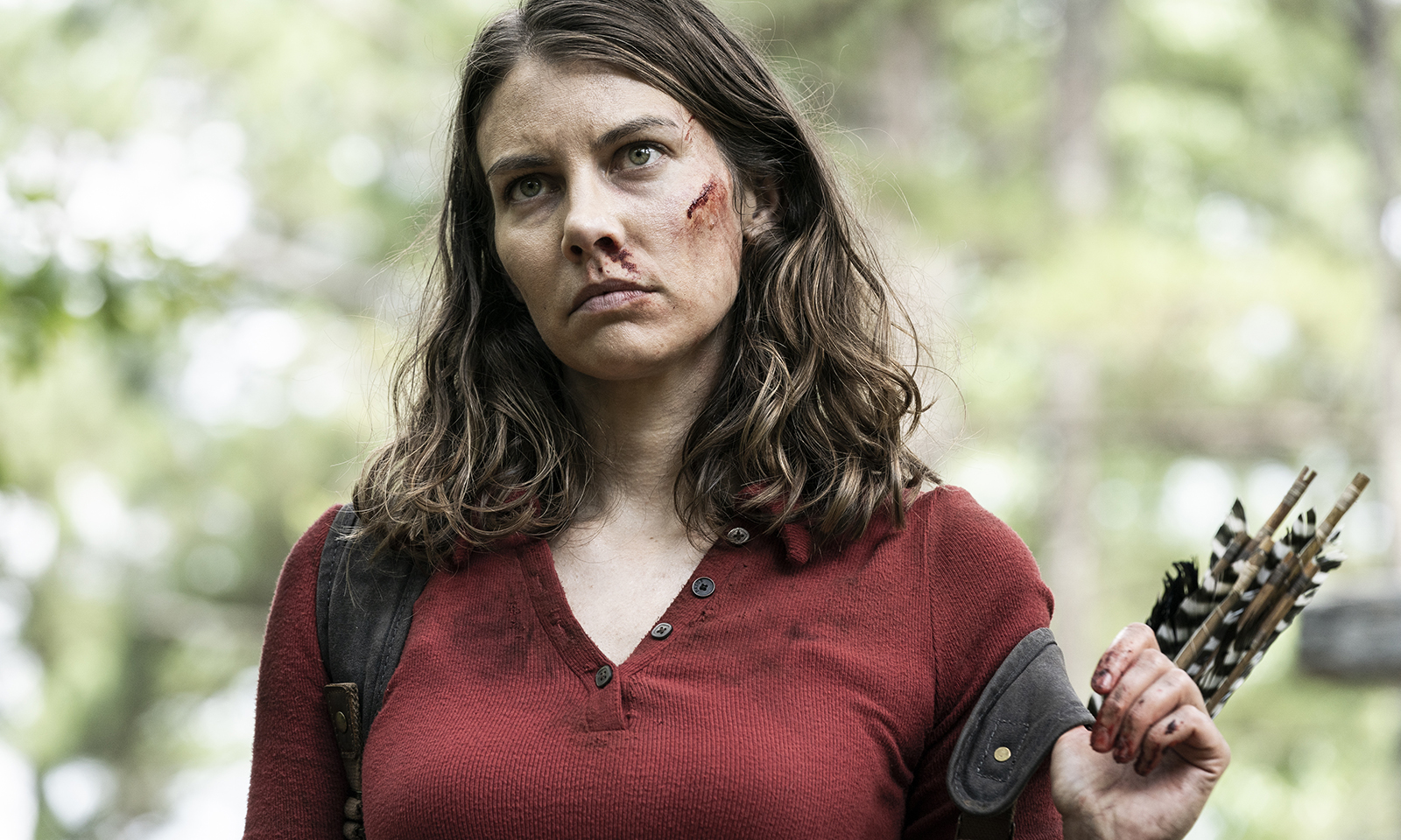 Maggie suja de sangue e observando algo no episódio 9 da 11ª temporada de The Walking Dead.