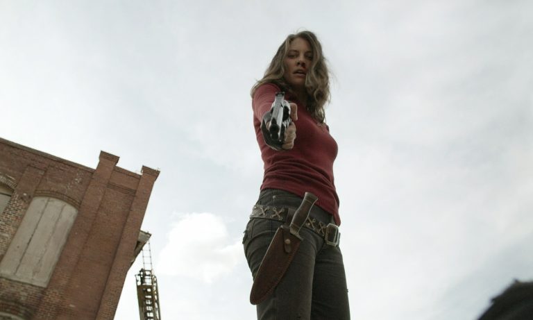 Maggie apontando a arma para Carver no episódio 9 da 11ª temporada de The Walking Dead.