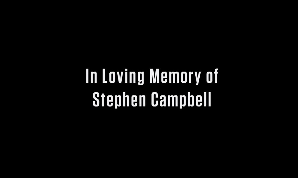 Texto com a frase "em memória de Stephen Campbell" que apareceu no final do episódio 9 da 11ª temporada de The Walking Dead.